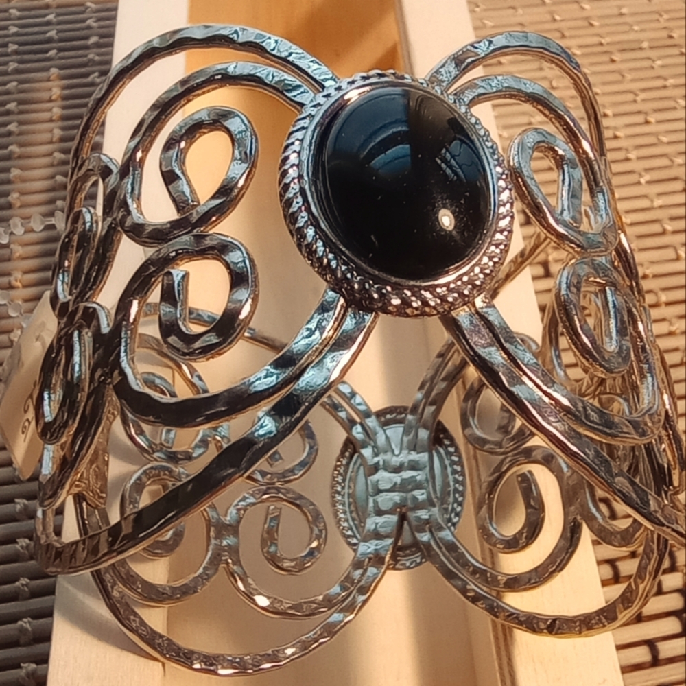 TRUE Hammered Silver tone Scroll Design Hinged Cuff with Faux Onyx Cabochon NWT